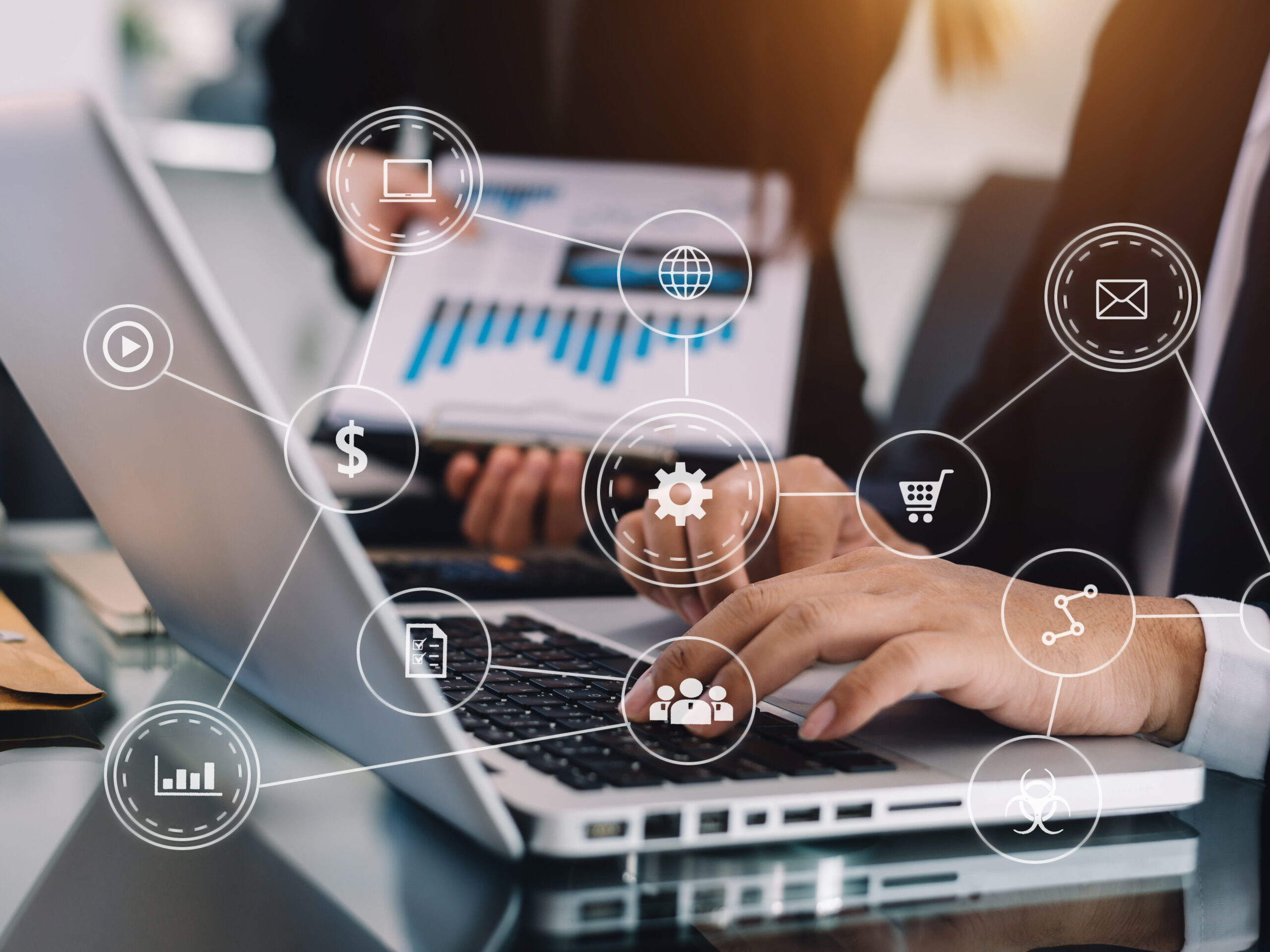 ノートPCで作業するビジネスパーソンと、AI・マーケティング関連のアイコンが重なったデジタルビジネスのイメージ。